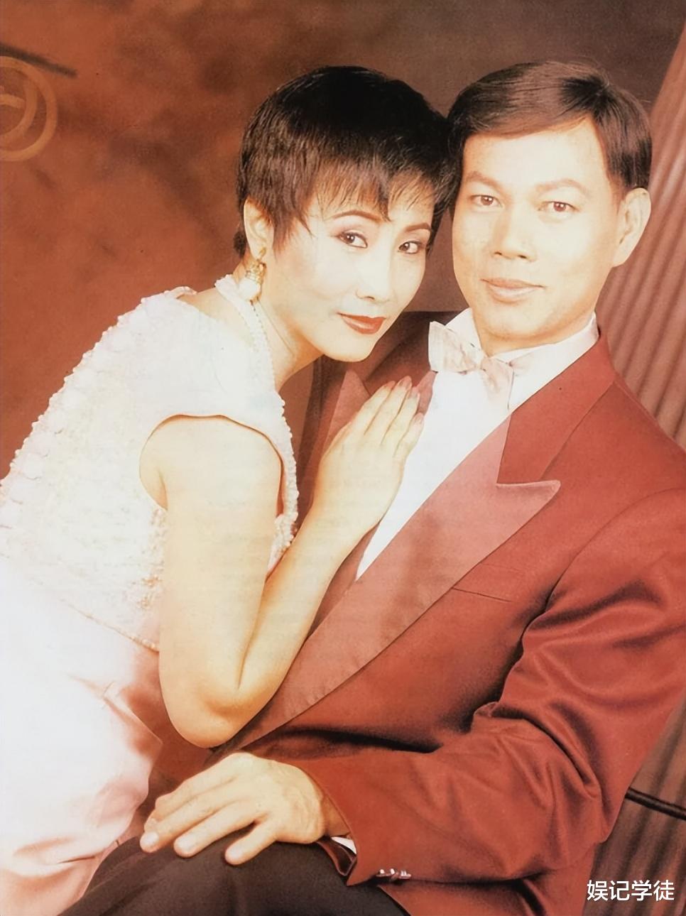 76岁罗家英穿羽绒服现身内地医院，身材暴瘦憔悴，手拿病历状态差