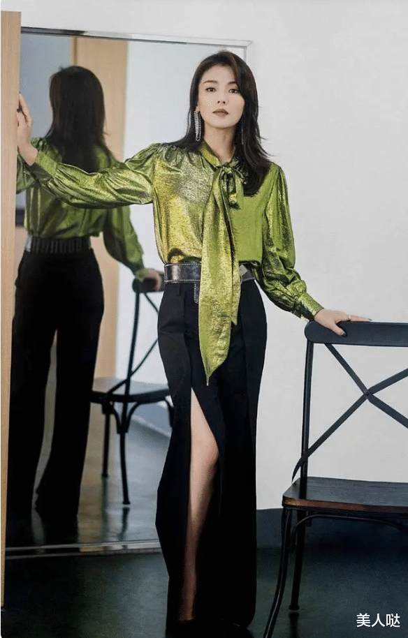 45岁刘涛彻底放开！喇叭裤直接开叉到大腿根，“玉女腿”同龄少见