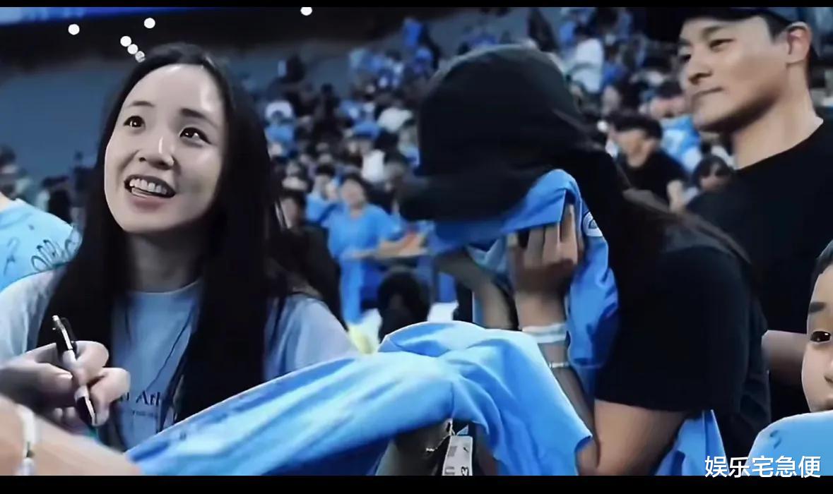 41岁全智贤追星哈兰德，获签名球衣捂脸太可爱，身后老公一脸宠溺