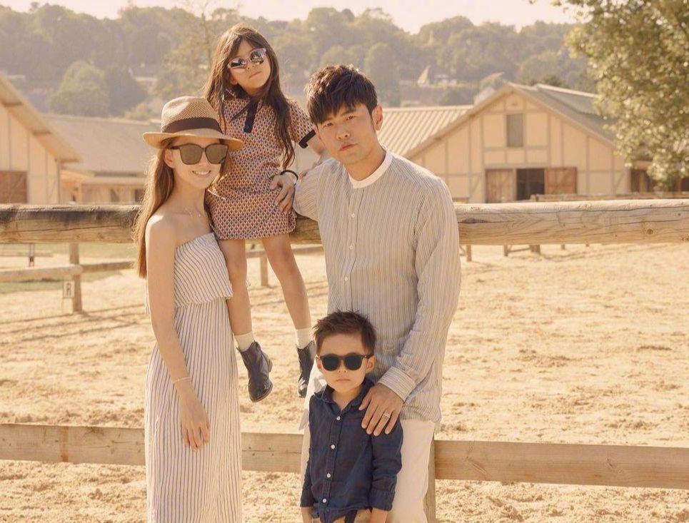 周杰伦夫妻为叶惠美庆生!昆凌甜蜜叫妈妈,和婆婆贴脸超有母女相