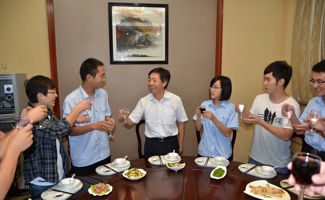 公司聚餐花费12000元，5位高管抢着买单，老板一句话大家都沉默了