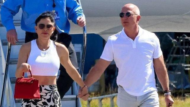 豪门明星|贝索斯与53岁女友坐私人飞机出行，越老越壮硕，神态非常年轻