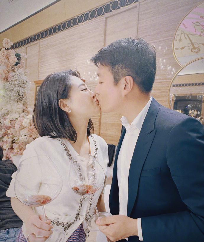 关悦|佟大为晒为老婆庆生照,大方表白当众接吻,44岁关悦状态宛如少女