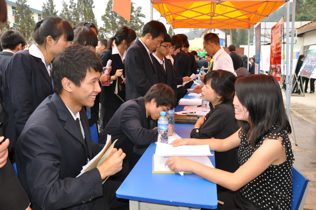 欢乐颂|“为啥把我拒之门外？”央企招聘新标准公布，大学生哭晕在厕所