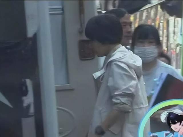 马伊琍|偶遇46岁马伊琍上海赶坐公交!素颜露面打扮低调,脸颊凹陷消瘦许多