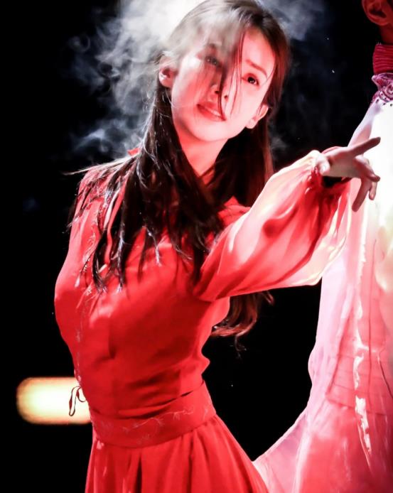 镜头前美若天仙，而真人黑瘦干瘪，这7位“上镜脸”的女星反差好大