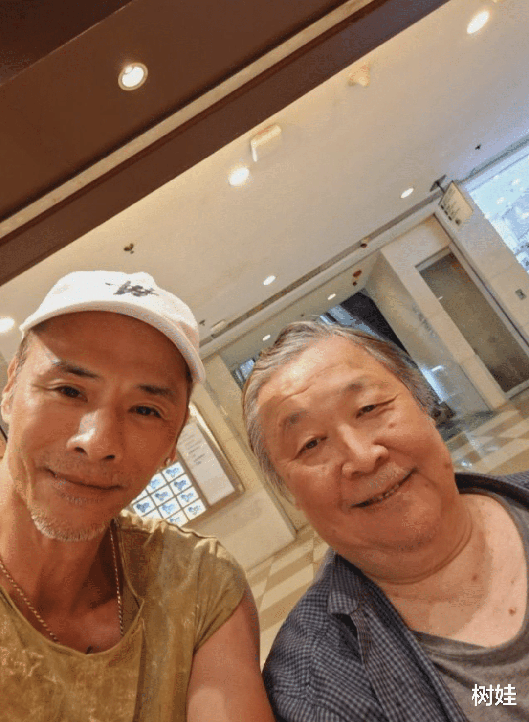 75岁TVB绿叶坐轮椅现身，身上有味道被提醒记得洗澡，离巢后独居