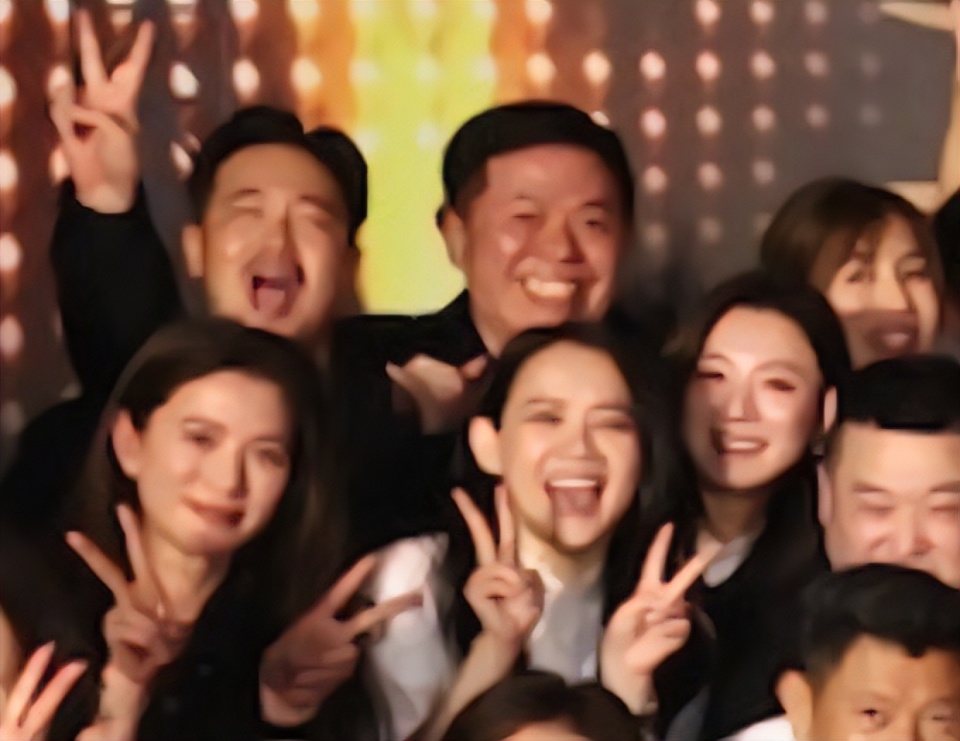 曾志伟|曾志伟70大寿,宴请近100位大咖太隆重,元彪喝嗨直接躺地上拍照!