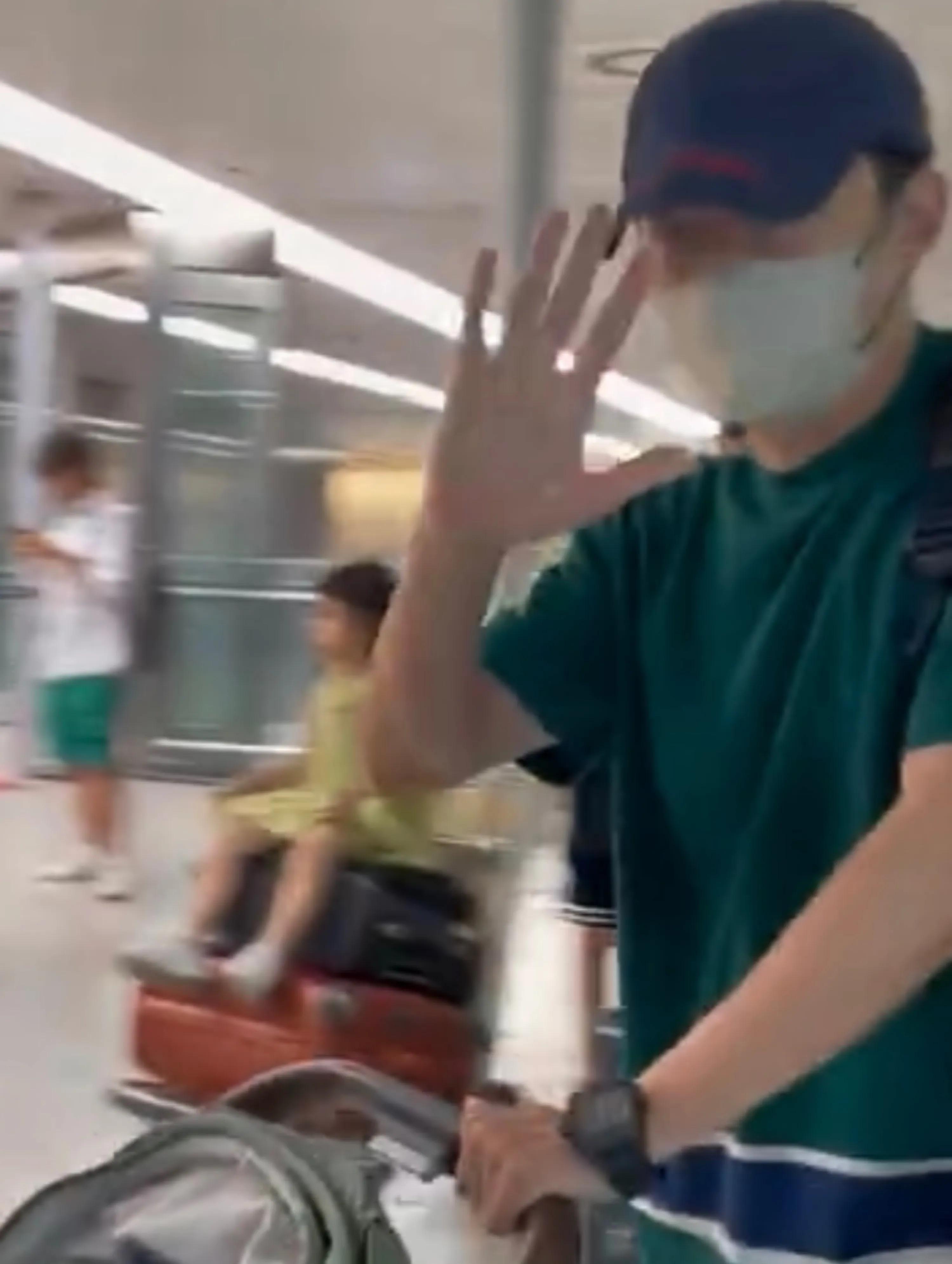 王阳一家三口同框,推婴儿车奶爸范十足,2岁女儿眼睛大大好可爱