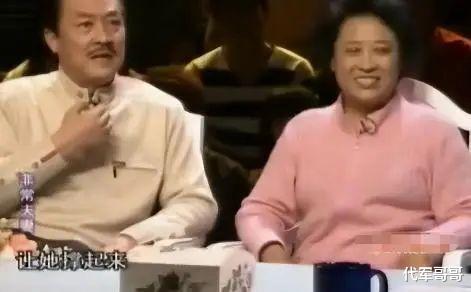 原来他已去世10年了,对患癌妻子不离不弃,遗孀的选择让人泪目