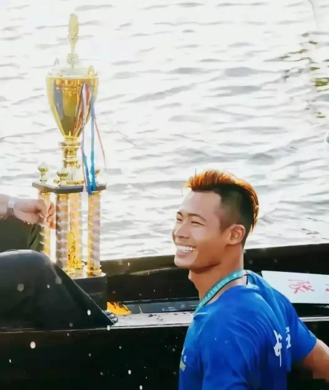 “炸毛哥冯伟俊”火了!被女网友求婚,夺冠后村里豪摆宴席1800桌