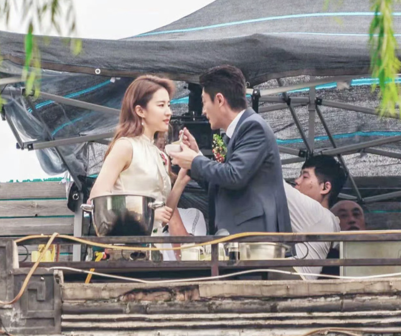 刘亦菲最新片场照曝光,露甜笑略微发福,霍建华有高原红状态真实