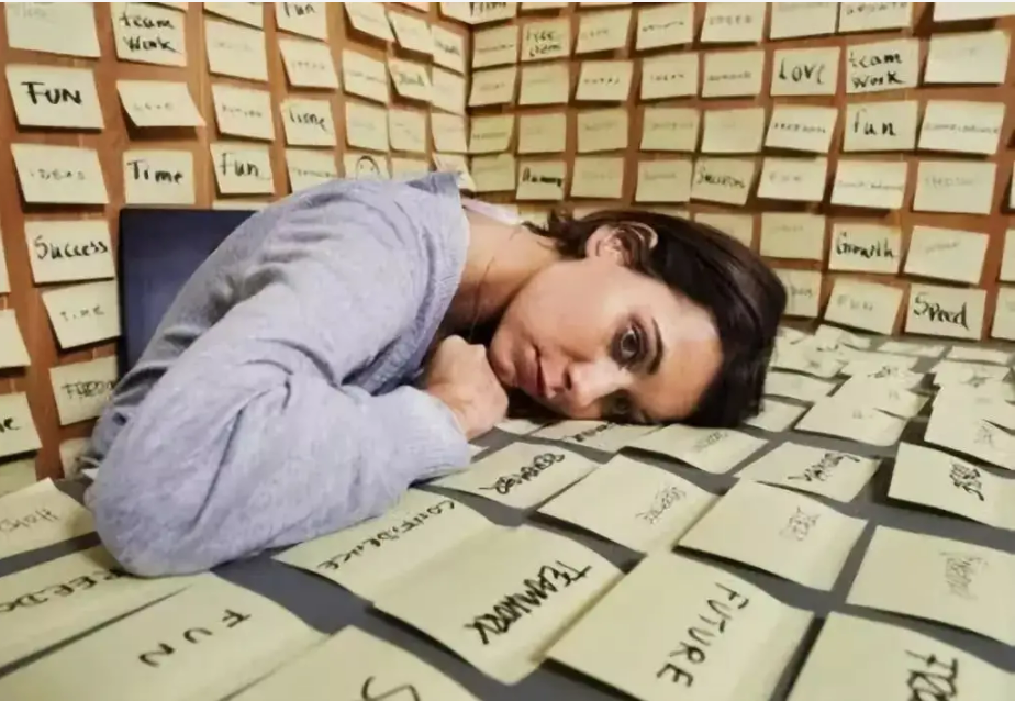 过劳死|世卫组织:全球每分钟近1.5人“过劳死”!网友:心疼地抱紧自己