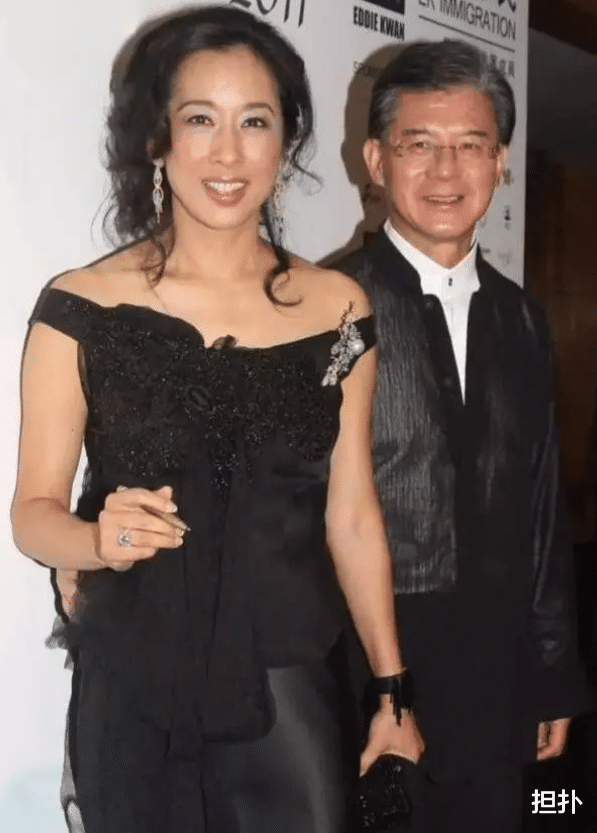 朱玲玲|拒绝罗康瑞百亿家产，朱玲玲真是太聪明，为霍启刚在积累一个靠山