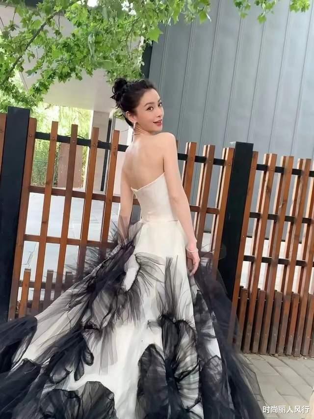 柳岩|华表奖红毯生图真敢拍!张小斐妆浓显老柳岩脸僵,44岁阿娇比baby美