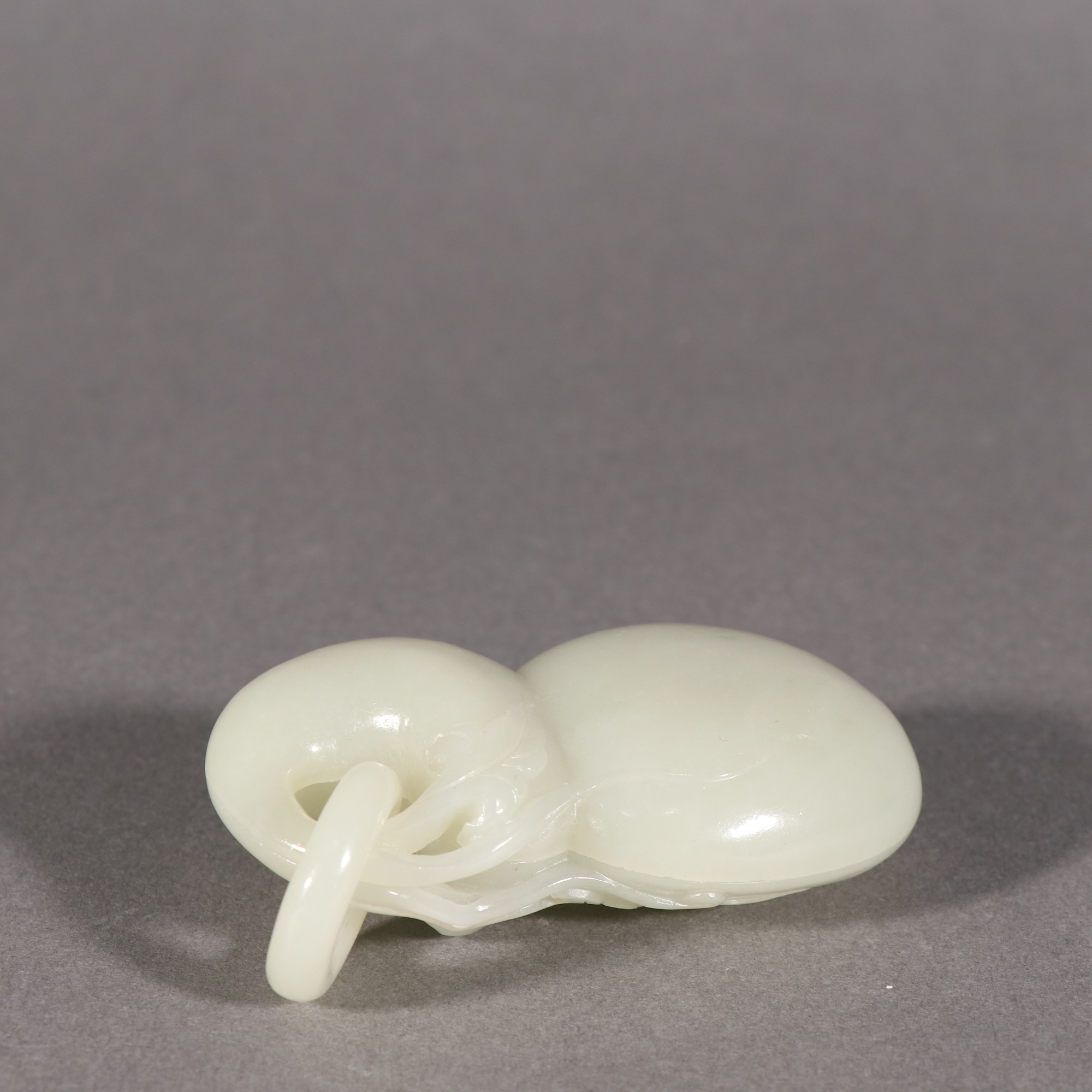 和田玉籽料|清 和田玉籽料葫芦形带活环盖盒