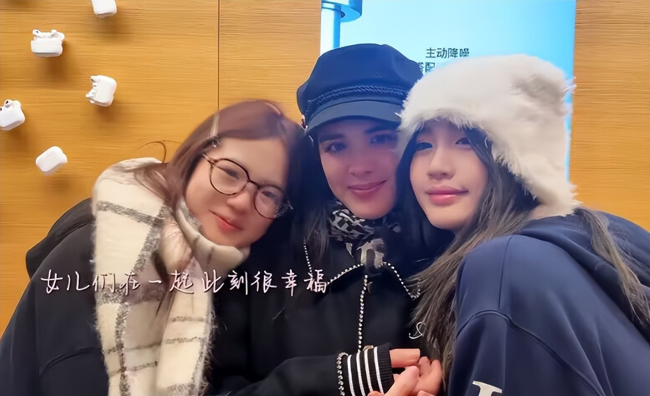 钟丽缇祖孙三代逛故宫，77岁越南母亲踢毽子，机场送别长女惹泪目