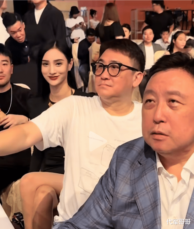 被张纪中盯着看的美女吴春怡,到底是什么来头?