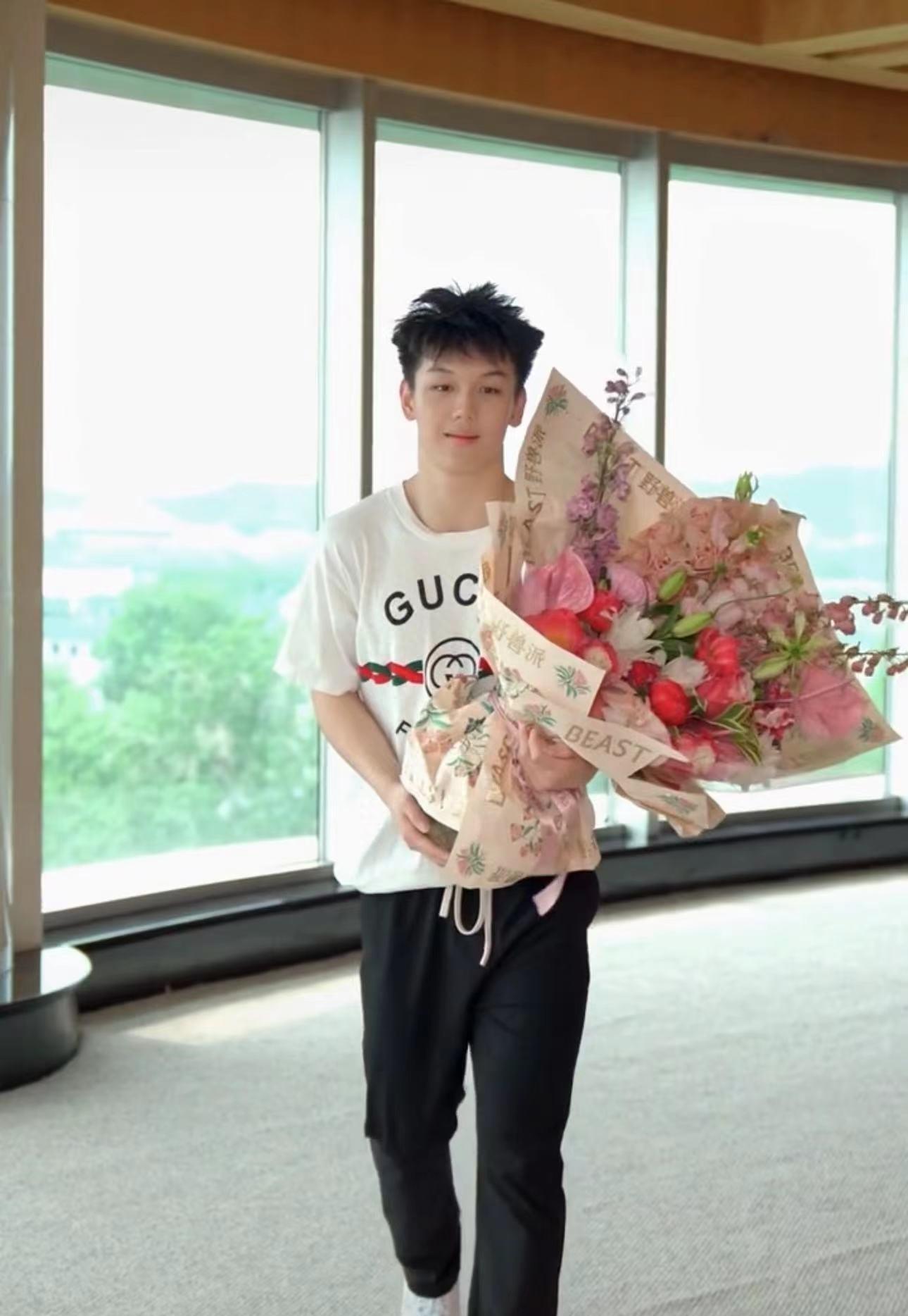 王艳获娃送花拥抱激动的直跺脚!16岁儿子近180,容貌大变脖子比头粗