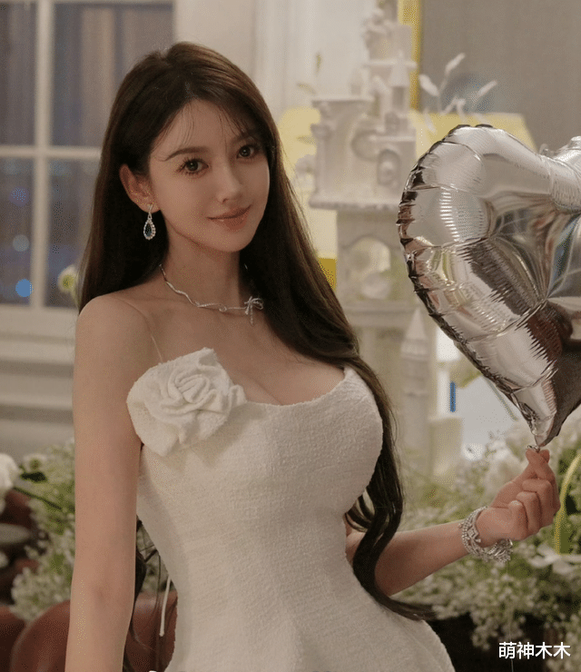 黄晓明叶珂冲上热搜，女方罕见高调疑逼宫，被质疑住进杨颖婚房