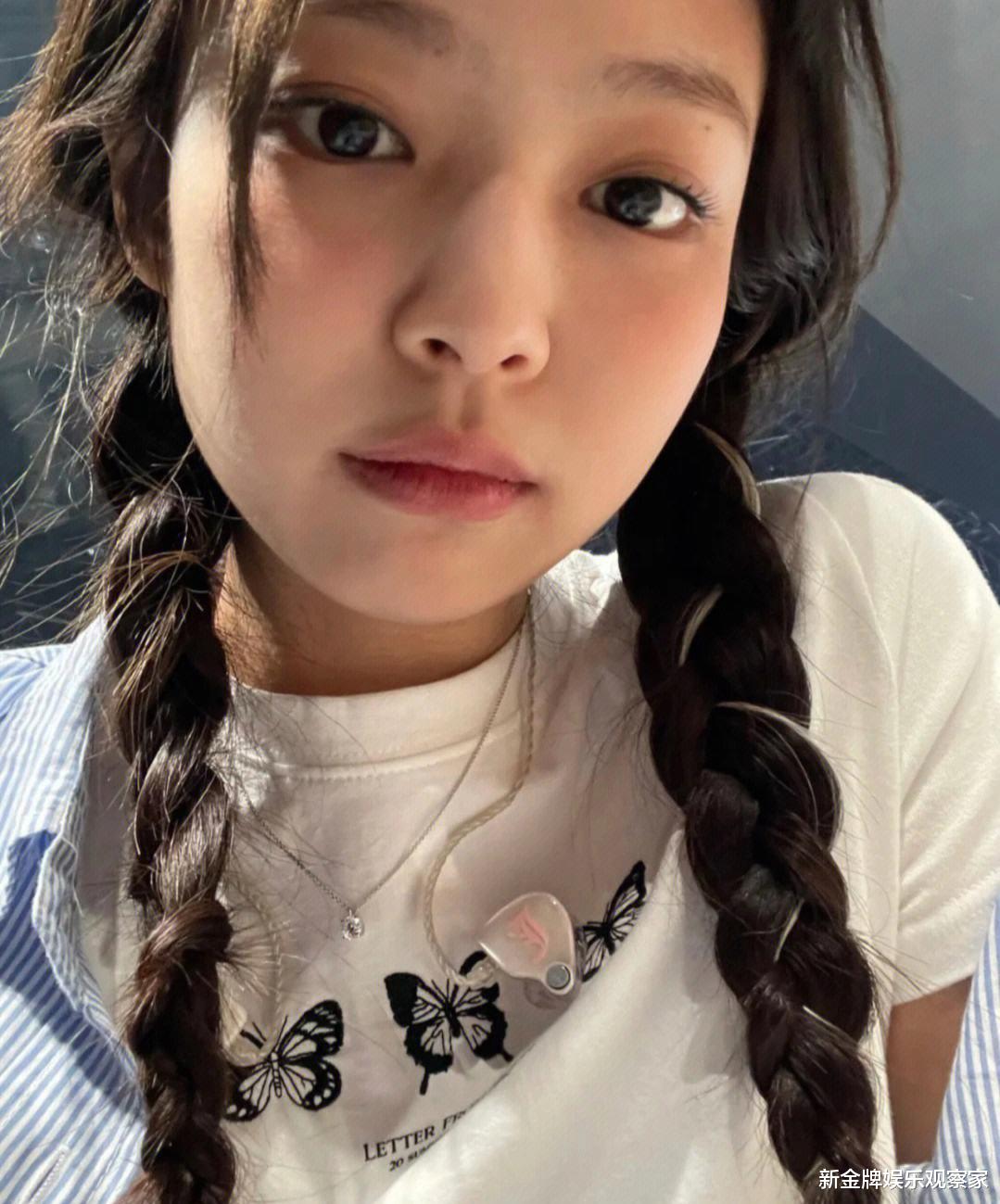 Jennie与TXT队长崔秀彬上热搜,坐一起说悄悄话,他俩什么关系?