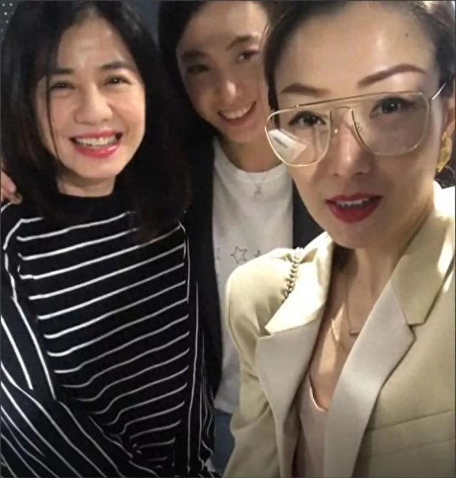 63岁香港「第一美女」全素顏街坊Look遭出卖！