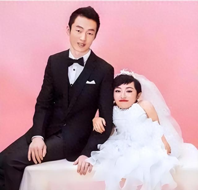 袖珍女李喜梅两任丈夫曝光，国庆大婚，公婆的表情一言难尽