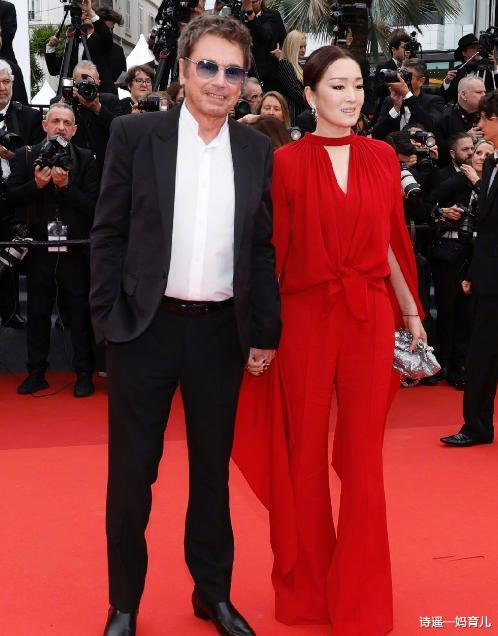 钟楚曦|戛纳翻车!钟楚曦穿旗袍,腋下黑显尴尬,范美人“蚌精”造型被嘲