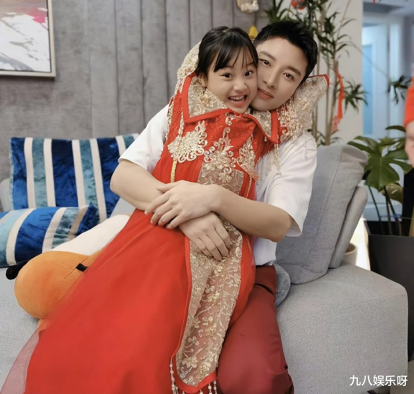 贾云馨|甜馨开通个人账号,背景封面却让人心酸,网友喊话:要复婚