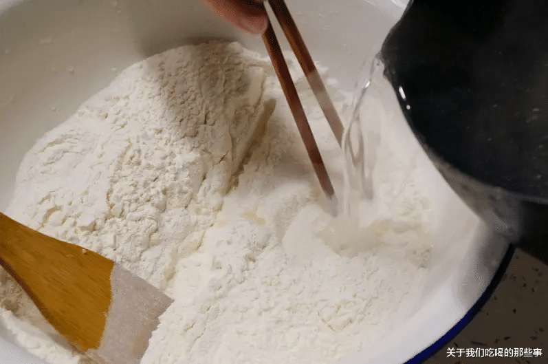 烙饼|烙饼和面用开水还是凉水？都不对！教你正确做法，酥软多层不发硬