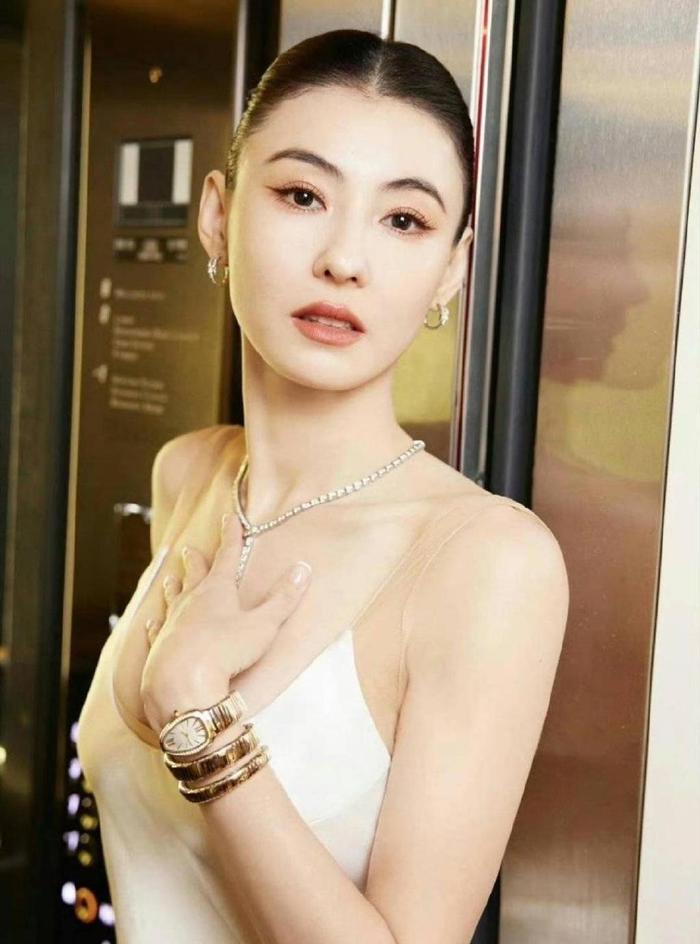 43岁张柏芝在杭州停车场出事!被困电梯半个小时,靠电闸锯开得救