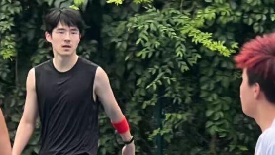 刘昊然38度高温天“打野球”，身材略显消瘦，打完骑摩托潇洒离开