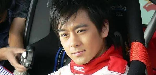 |48岁林志颖车祸后罕露面,携娇妻在米兰看赛车,胡子拉碴大变样