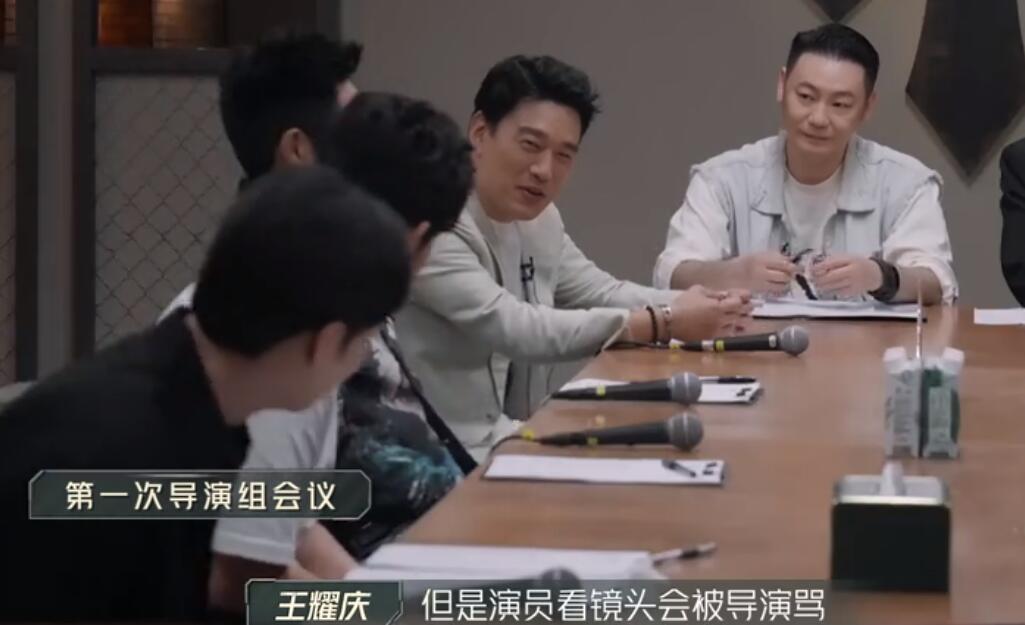 当47岁陆毅和49岁王耀庆同框，才彻底明白，颜值扛不扛老区别真大