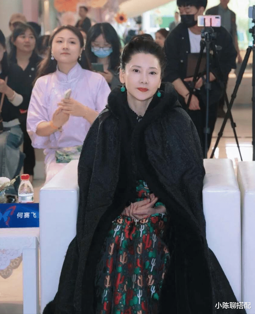 71岁刘晓庆再演少女,底下全是恶评:和自然老去的女星比差距太大