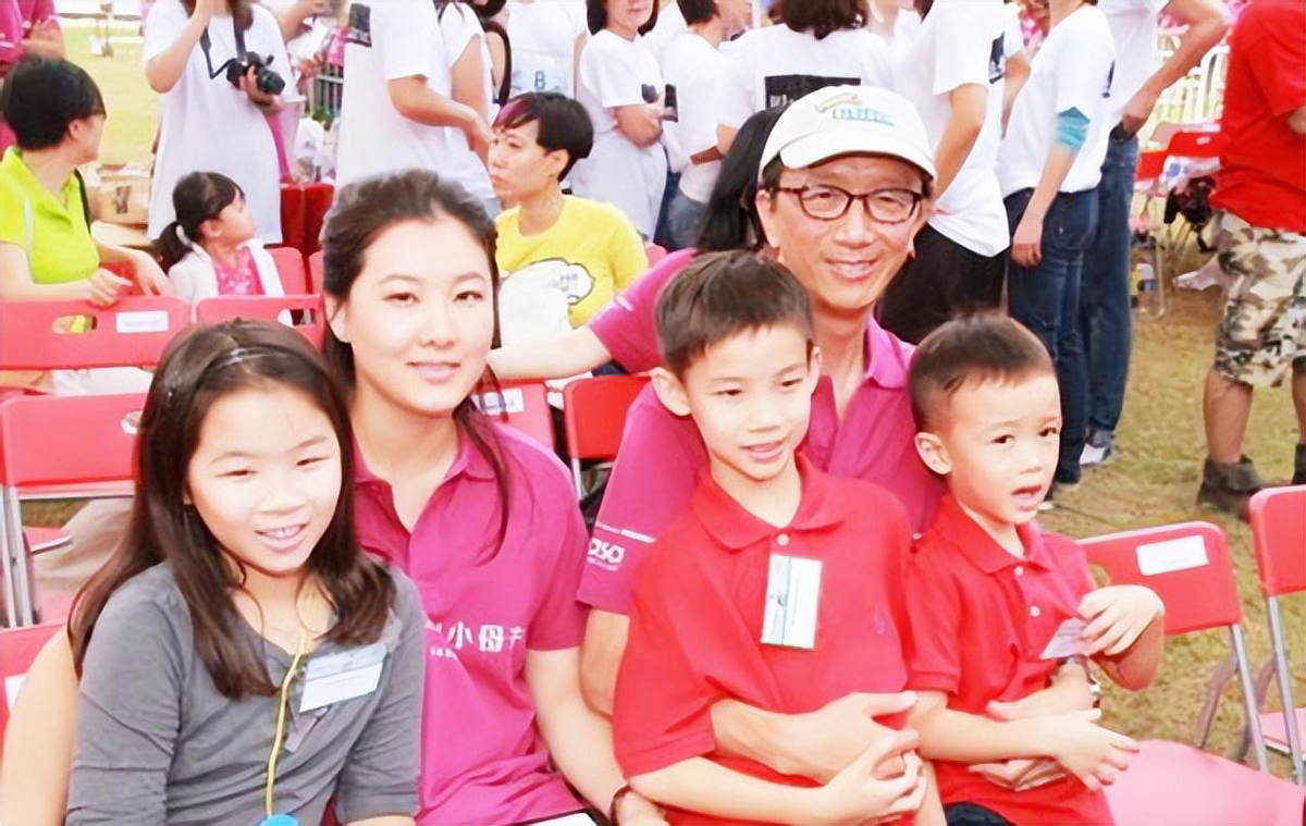 不止不休|曝跳水皇后伏明霞净身出户!71岁百亿富豪老公回应!