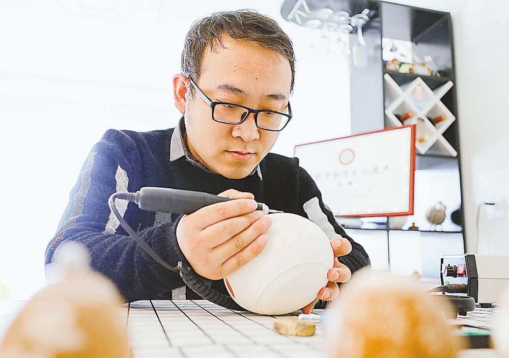 雕刻|张雪进：以刀代笔 游刃卵壳