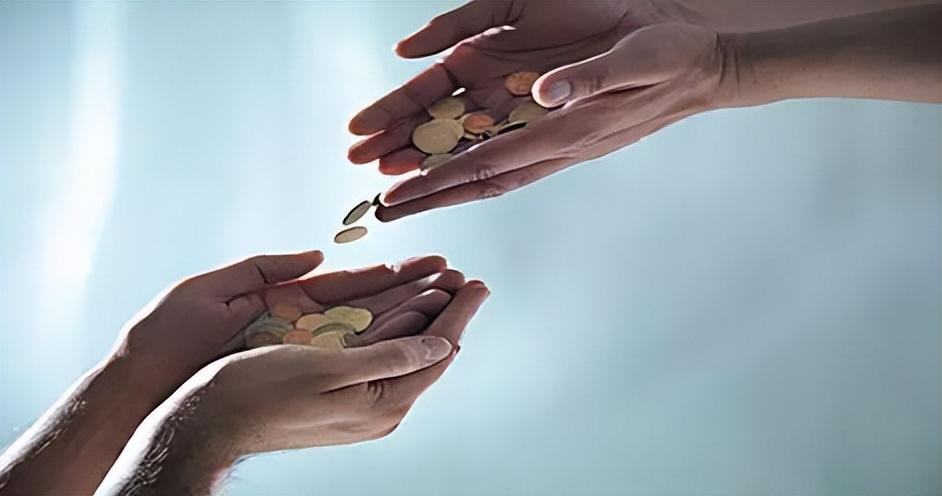 女子月薪17万,遭老板突然开除,老板:“她工资比我都高”