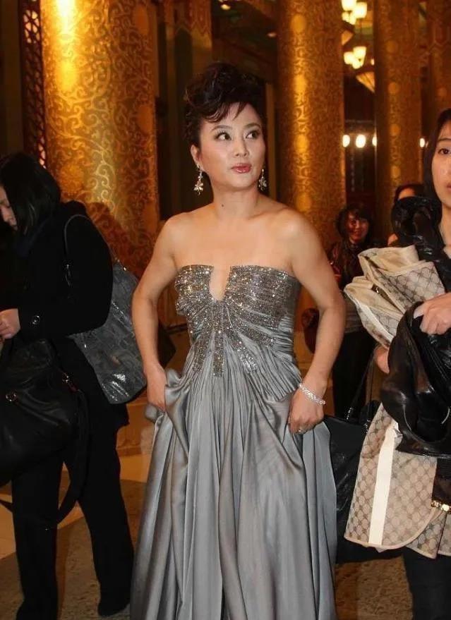 李玲玉年龄越大越饱满，就是有点不知道低调，穿抹胸裙中间还加V