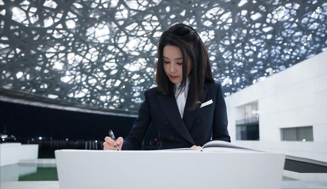 饮食 韩国夫人在阿联酋国宴放大招！穿宫廷风小黑裙气场好强，好隆重啊