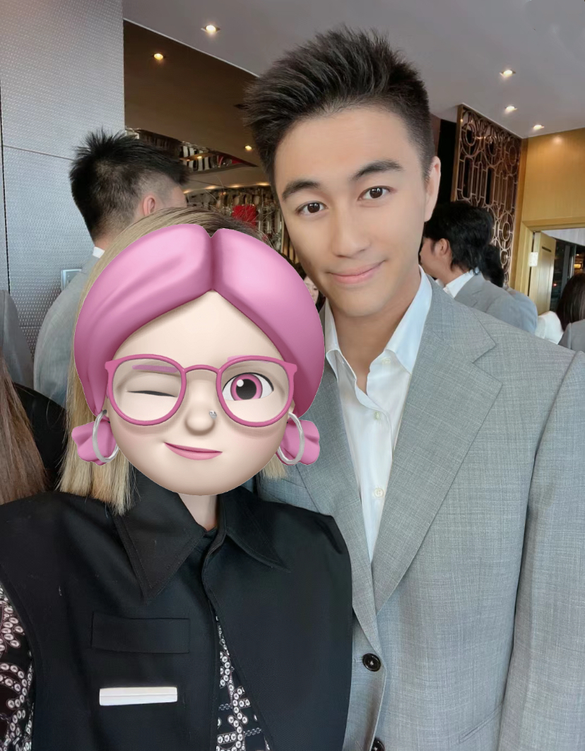 何猷君现身为好友当伴郎，带动气氛被指显眼包，妹妹何超欣也来当伴娘