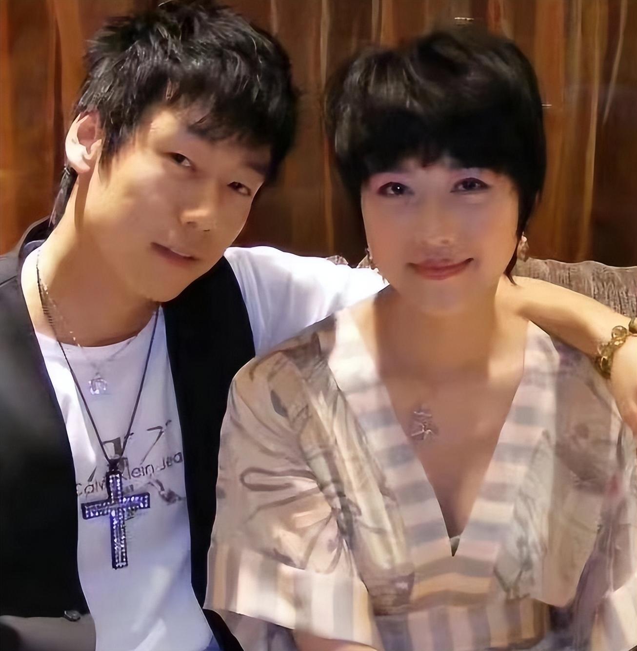 周海媚死因另有内幕，绯闻男友晒合影悼念，怒骂助理太无耻