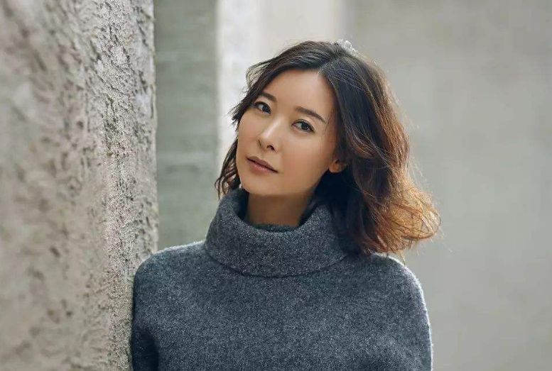 当“整容脸”混进央视职场剧，撞上天然脸演员，简直是降维打击