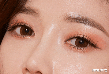 章子怡接女儿放学,私下很接地气,不化妆却不忘画眉毛