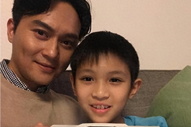 有一种“反噬”叫张智霖，52岁头发花白老人斑明显，善恶报应已到