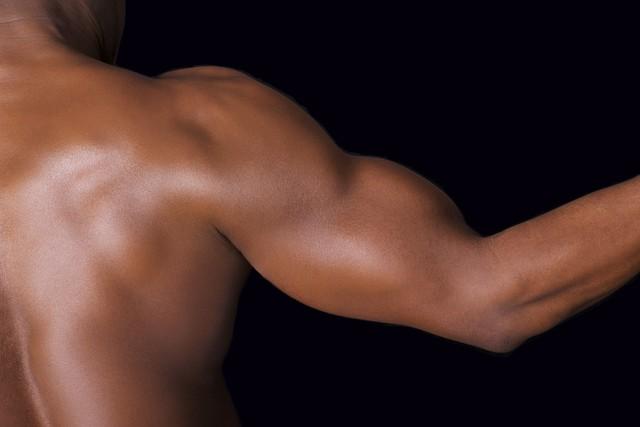 年纪越大越容易漏尿,跟腹部这块肌肉有关!每天做2个动作改善