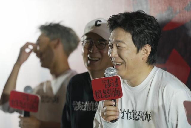 49岁黄渤在重庆腿软失足摔倒！五体投地显狼狈，却一句话化解尴尬