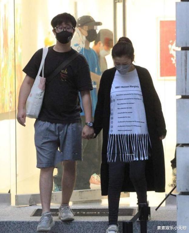 Selina中首次公开儿子全身照,称小腰果吃好睡好妈妈就开心