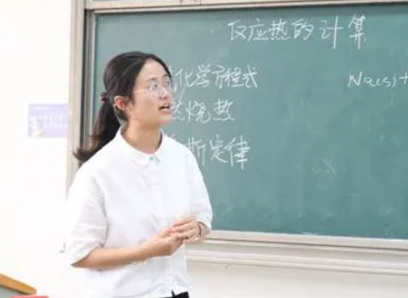 读完师范大学,考下教资证,却当不上老师的人,总是被遗忘