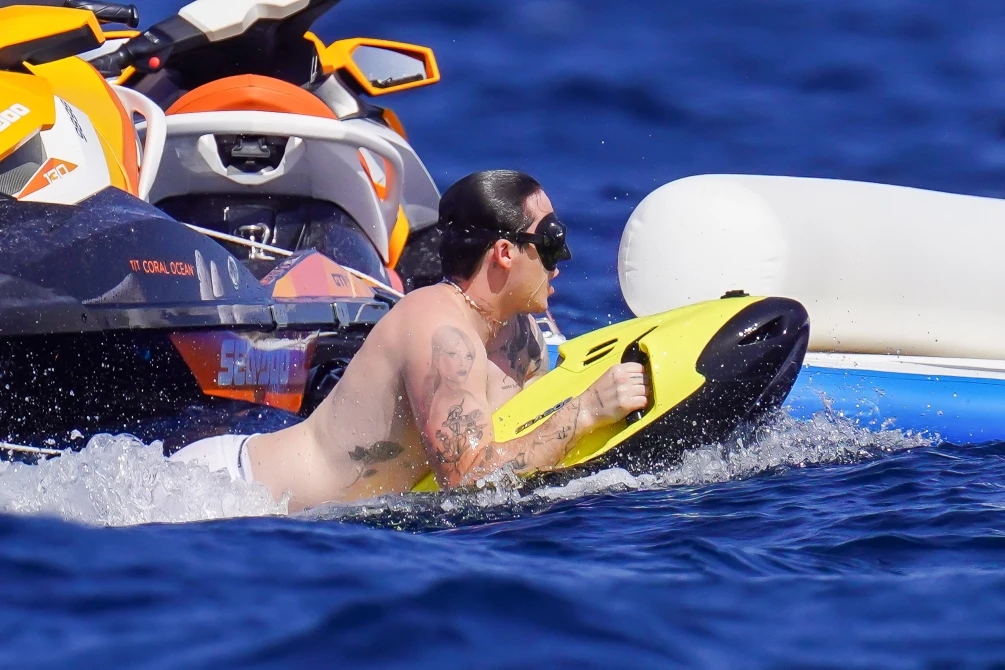 小贝大儿子法国玩嗨!和白富美老婆海边漫步,肥嘟嘟身材太油腻了